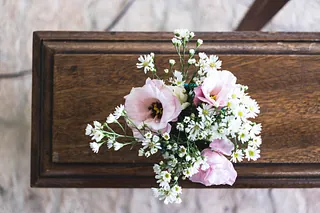 rosa och vit blombukett på kista